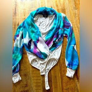 Bebe size small white blue purple floral bodysuit with open arms NWOT